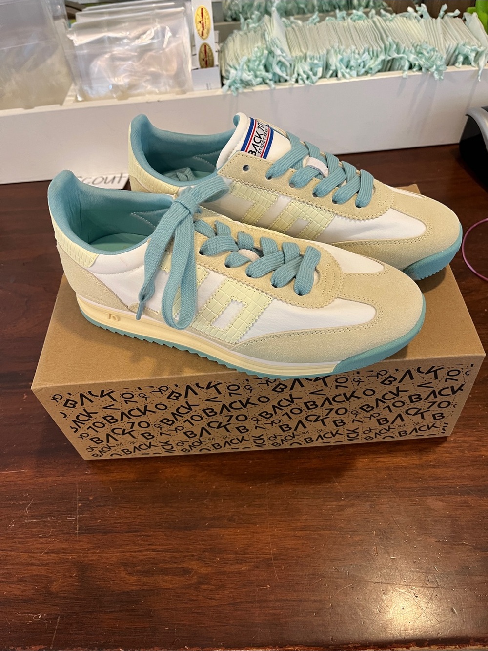 Retro-Style Women's Sneakers in Cream & Light Blue